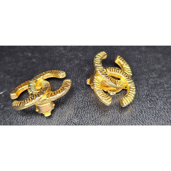 Chanel 1993 Ridged CC Clip-On Earrings - Picture 7 of 7
